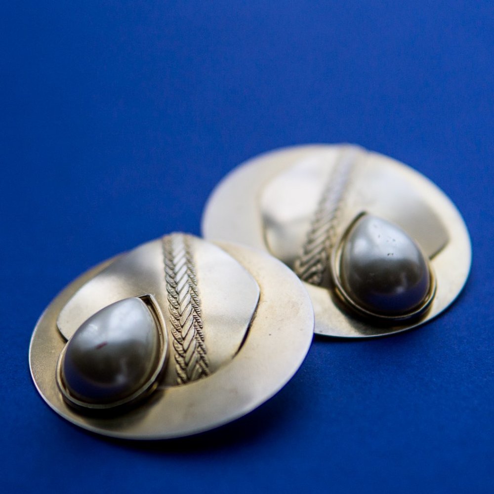 VTG RUNWAY GOLD DISC CLIP ONS